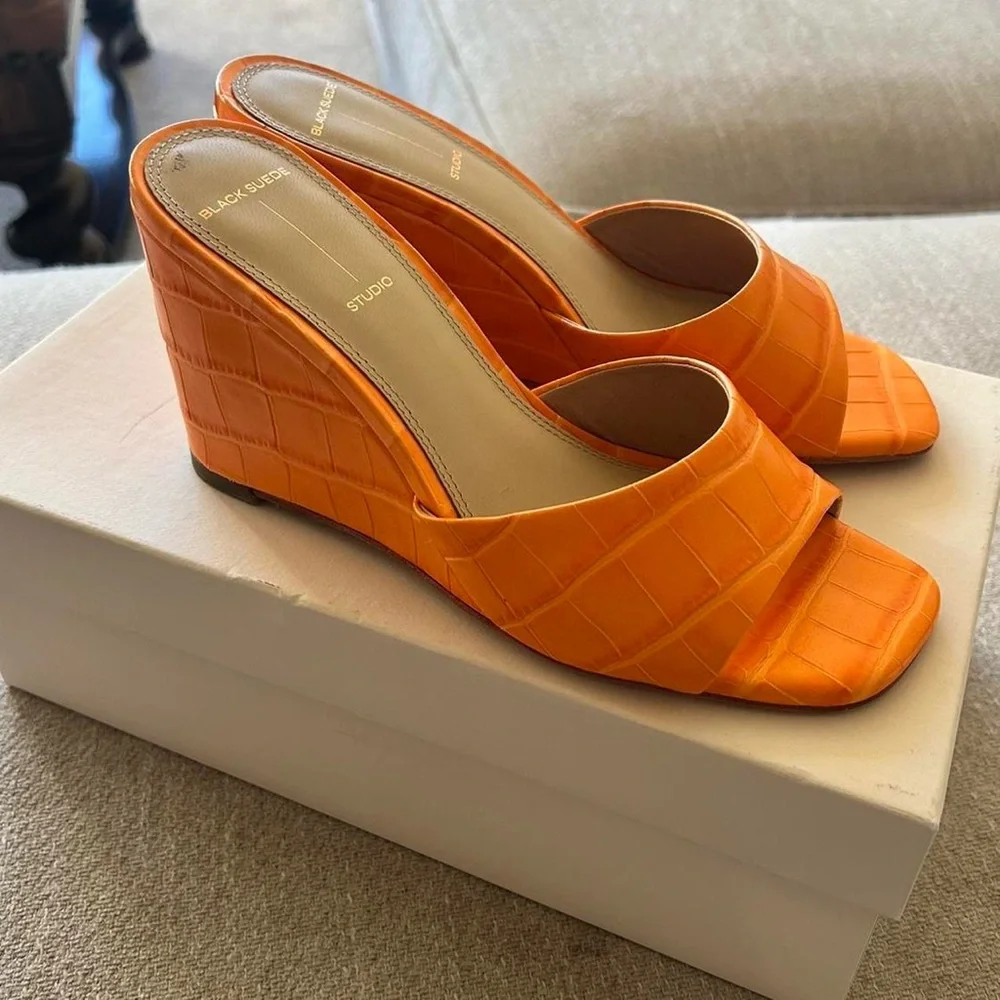 Black Suede Studio Orange crocodile embossed leather mules 🧡 - Picture 3 of 6